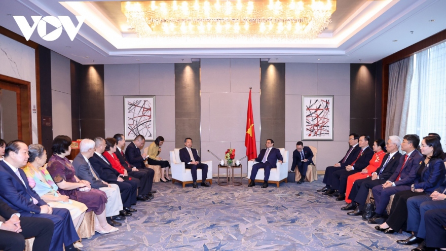 PM Chinh meets Chinese friendship scholars in Beijing